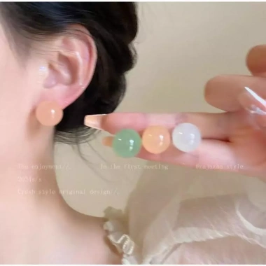 Bông tai viên tròn nhiều màu Hàn Quốc cá tính, dễ phối đồ - 27.000đ