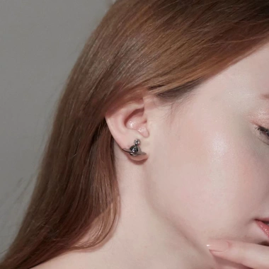 Bông tai Vivienne Westwood sao Thổ NANA - Thiết kế sang trọng, giá ưu đãi 267.368₫