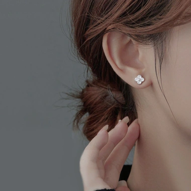 Bông tai zircon hình cỏ bốn lá - Quà tặng Lễ Tình Nhân, giảm giá 20% chỉ 37.967₫
