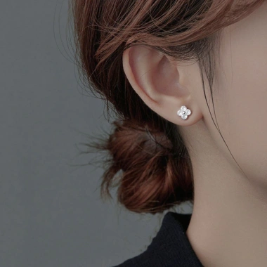 Bông tai zircon hình cỏ bốn lá - Quà tặng Lễ Tình Nhân, giảm giá 20% chỉ 37.967₫ 3 Bông tai zircon hình cỏ bốn lá - Quà tặng Lễ Tình Nhân, giảm giá 20% chỉ 37.967₫ 3