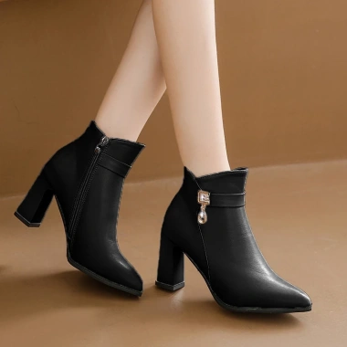 Boots nữ cao gót 8cm cổ ngắn, đế vuông mũi tròn - Thời trang công sở và dự tiệc 10 Boots nữ cao gót 8cm cổ ngắn, đế vuông mũi tròn - Thời trang công sở và dự tiệc 10