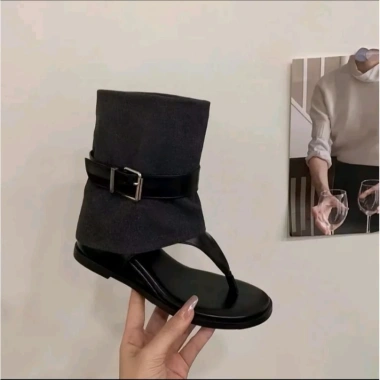 Bốt Nữ Da Lộn Xỏ Ngón 2 Màu Đen Nâu HOTTREND 2.025 - Chân Gầy Mỏng Đặt Lùi 1 Size (Full Box)