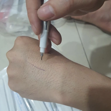 Bút định hình 1 đầu kim 0,5mm chuyên dùng xăm làm đẹp, mực xanh tím - 15.400₫