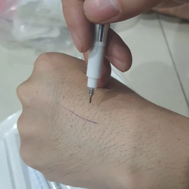 Bút định hình 1 đầu kim 0,5mm chuyên dùng xăm làm đẹp, mực xanh tím - 15.400₫