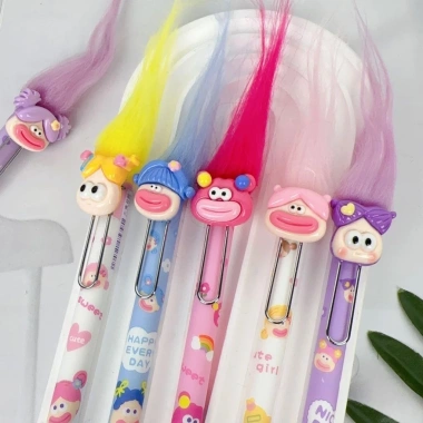 Bút gel đen hoạt hình bộ 4 cho sinh viên - Kiểu dễ thương, tóc búp bê, giá 32.000₫ 2 Bút gel đen hoạt hình bộ 4 cho sinh viên - Kiểu dễ thương, tóc búp bê, giá 32.000₫ 2