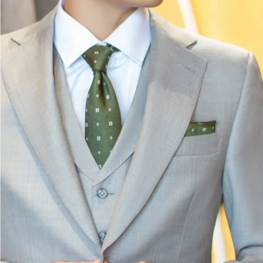Cà vạt nam Polysilk sang trọng họa tiết chấm xanh lá - Giá ưu đãi 175.000₫ 9