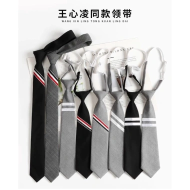 Cà vạt nhỏ kẻ sọc Preppy xám cho cặp đôi nam nữ giảm giá 20% chỉ 69.692₫ Cà vạt nhỏ kẻ sọc Preppy xám cho cặp đôi nam nữ giảm giá 20% chỉ 69.692₫
