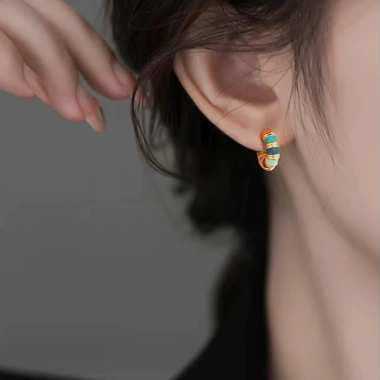 Cặp bông tai thời trang khóa hai chữ vàng 18K - Đa màu họa tiết đám mây, giá ưu đãi 318.366₫