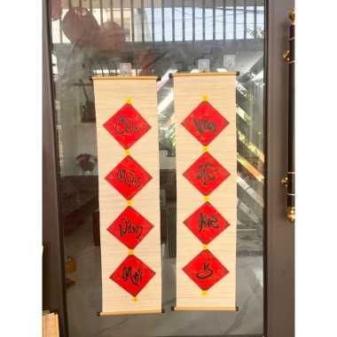 Câu đối tre 30x120cm chữ thư pháp Trang trí Tết dán hoa vàng giá 180.000 10 Câu đối tre 30x120cm chữ thư pháp Trang trí Tết dán hoa vàng giá 180.000 10