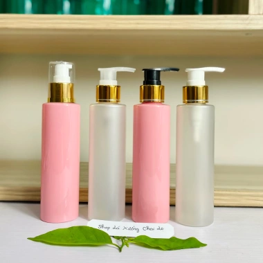 Chai lọ nhựa 150ml vai ngang hồng trắng - vòi nhấn, khóa vàng - gội, tắm, lotion - 8.400 VND 4 Chai lọ nhựa 150ml vai ngang hồng trắng - vòi nhấn, khóa vàng - gội, tắm, lotion - 8.400 VND 4