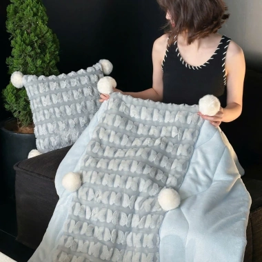 Chăn lông thỏ cao cấp 2 trong 1 – Siêu mềm, ấm, gối ôm đa năng cho sofa, văn phòng, du lịch, ô tô – Giá chỉ 669.000₫ 5
