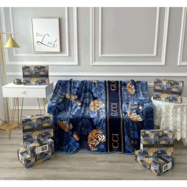 Chăn văn phòng lông tuyết họa tiết thương hiệu 1m3x2m, trọng lượng 1kg, kèm hộp - Giá ưu đãi 140,000₫
