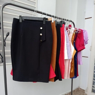 Chân váy bút chì công sở lưng cao phối nút trẻ trung, thanh lịch - Giá ưu đãi 199.000đ