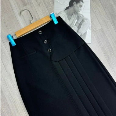 Chân váy Susuclothing công sở dài qua gối xếp li đính cúc, tà siêu che bụng, mp68cm Giá 177.700 VND
