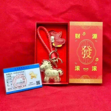 Charm Móc Khoá Năm Ngựa Vàng 2.026 - Mã Đáo Thành Công, Hộp và Thẻ Quà Tặng Tài Lộc, Ship Hoả Tốc