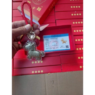 Charm Móc Khoá Năm Ngựa Vàng 2.026 - Mã Đáo Thành Công, Hộp và Thẻ Quà Tặng Tài Lộc, Ship Hoả Tốc