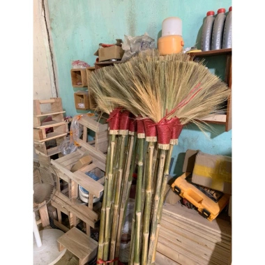 Chổi chít non dày dặn, cán tre chắc chắn, dài 140cm - Giá chỉ 99.000₫ 2
