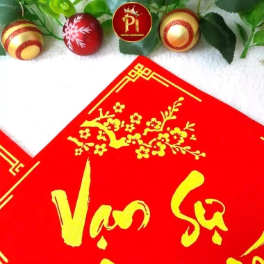 Chữ thư pháp câu đối Tết kim tuyến cành đào vàng vải nỉ nhung đỏ 20x20cm keo sẵn giá 29.000₫