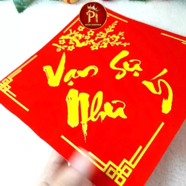 Chữ thư pháp câu đối Tết kim tuyến cành đào vàng vải nỉ nhung đỏ 20x20cm keo sẵn giá 29.000₫