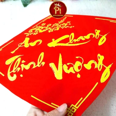 Chữ thư pháp câu đối Tết kim tuyến cành đào vàng vải nỉ nhung đỏ 20x20cm keo sẵn giá 29.000₫