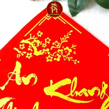 Chữ thư pháp câu đối Tết kim tuyến cành đào vàng vải nỉ nhung đỏ 20x20cm keo sẵn giá 29.000₫