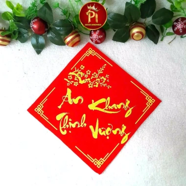 Chữ thư pháp câu đối Tết kim tuyến cành đào vàng vải nỉ nhung đỏ 20x20cm keo sẵn giá 29.000₫