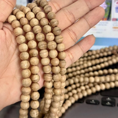 Chuỗi vòng đeo tay trầm hương Lộc Cát 6-8mm - Trầm tự nhiên, hương ngọt, phong thủy may mắn, giảm giá 1.2tr 2 Chuỗi vòng đeo tay trầm hương Lộc Cát 6-8mm - Trầm tự nhiên, hương ngọt, phong thủy may mắn, giảm giá 1.2tr 2