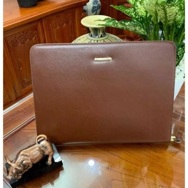 Clutch da thật 100% sang trọng - Đựng A4, iPad, sổ sách - Bảo hành - Giá ưu đãi 2.190.000₫ 3 Clutch da thật 100% sang trọng - Đựng A4, iPad, sổ sách - Bảo hành - Giá ưu đãi 2.190.000₫ 3