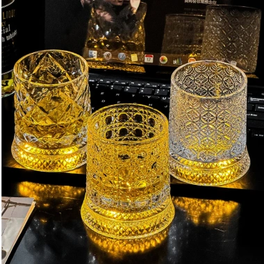 Cốc thủy tinh MIKA phát sáng xoay 360° kèm đế sáng – Thiết kế đẹp lạ, chỉ 109k