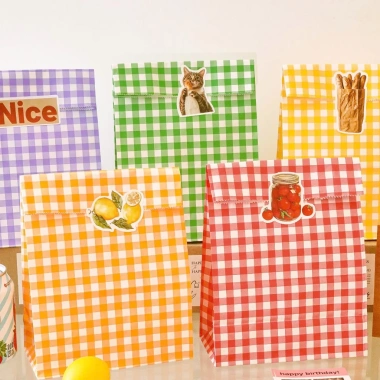 Combo 10 Túi Giấy Đựng Quà Kẻ Karo 22x14x8cm và Sticker Dán Miệng Giá Rẻ 19.800 VND