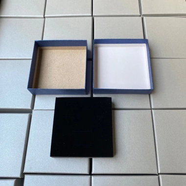 Combo 20 hộp bộ trang sức size 8.8x8.8x3cm - Giá sỉ 145.000 VND, giảm 30.450 VND 2
