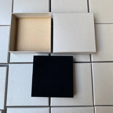 Combo 20 hộp bộ trang sức size 8.8x8.8x3cm - Giá sỉ 145.000 VND, giảm 30.450 VND 6