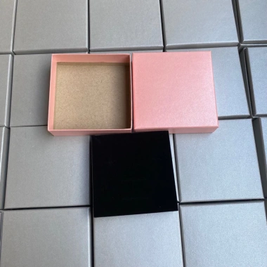 Combo 20 hộp bộ trang sức size 8.8x8.8x3cm - Giá sỉ 145.000 VND, giảm 30.450 VND 7