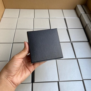 Combo 20 hộp bộ trang sức size 8.8x8.8x3cm - Giá sỉ 145.000 VND, giảm 30.450 VND 10