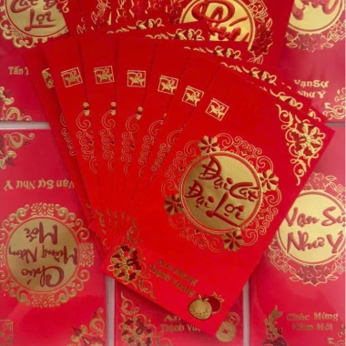 Combo 30-120 Bao Lì Xì Tết Nhung Đỏ In Nổi 3D Truyền Thống – Giá ưu đãi 35.000 VND, May Mắn, Ý Nghĩa