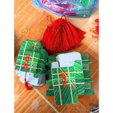 Combo 4 dây treo bánh chưng và bánh tét 2 dài 2 vuông 4,5x5,5cm Tết 16.000₫ 2 Combo 4 dây treo bánh chưng và bánh tét 2 dài 2 vuông 4,5x5,5cm Tết 16.000₫ 2