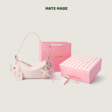 Combo Quà MATE MADE - Túi Xách Cloudy, Charm, Nước Hoa Peachy, Hộp Quà Hồng Kẻ Trắng - 860.000₫