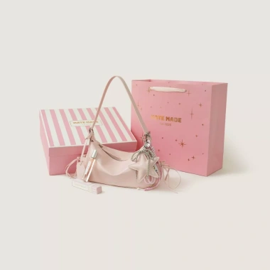 Combo Quà MATE MADE - Túi Xách Cloudy, Charm, Nước Hoa Peachy, Hộp Quà Hồng Kẻ Trắng - 860.000₫
