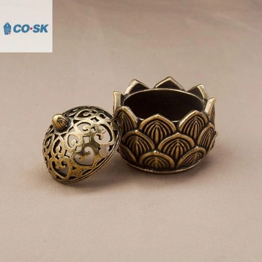 COUTR Đồng Retro Sen Rỗng Đốt Hương Dính Nắp Trang Trí Gỗ Đàn Hương VN 27,280₫ 4 COUTR Đồng Retro Sen Rỗng Đốt Hương Dính Nắp Trang Trí Gỗ Đàn Hương VN 27,280₫ 4