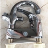 Củ sen liền vòi nóng lạnh 2 chân chậu rửa mặt lavabo giá chỉ 350.000 VND