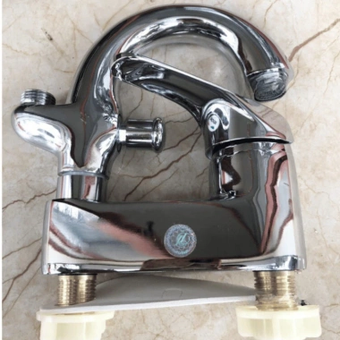 Củ sen liền vòi nóng lạnh 2 chân chậu rửa mặt lavabo giá chỉ 350.000 VND Củ sen liền vòi nóng lạnh 2 chân chậu rửa mặt lavabo giá chỉ 350.000 VND