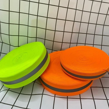 Cuộn dây phản quang 100m phát sáng may áo xanh chuối cam sọc bạc 2,5 hoặc 5cm, giảm giá 70.000 VNĐ Cuộn dây phản quang 100m phát sáng may áo xanh chuối cam sọc bạc 2,5 hoặc 5cm, giảm giá 70.000 VNĐ
