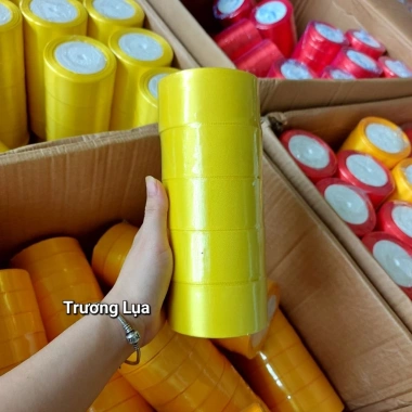 Cuộn dây ruy băng lụa đỏ 2cm dài 22m - Treo cây trang trí Tết, giảm giá 12.000 VND
