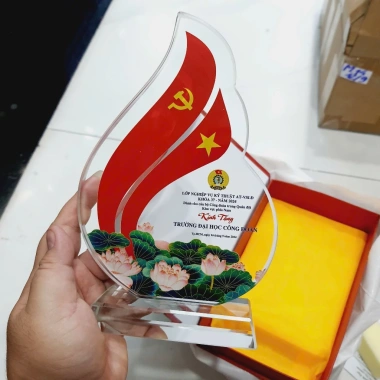 Cúp pha lê in hình tốt nghiệp thiết kế tùy chỉnh: Quà tặng ý nghĩa cho học sinh, sinh viên