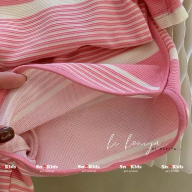 Đầm bé gái sọc ngang hồng cam form suông Samkids - Giá ưu đãi 135k