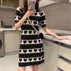 Đầm chữ A dệt kim tay ngắn màu đen họa tiết kẻ sọc và trái tim dễ thương ưu đãi 3