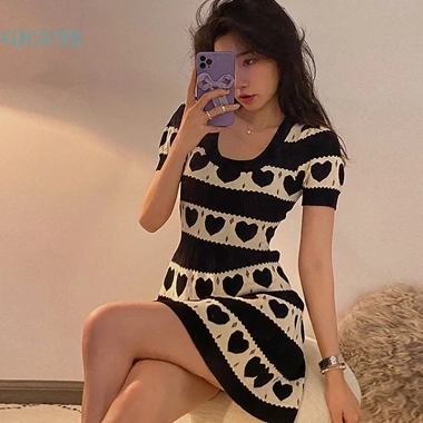 Đầm chữ A dệt kim tay ngắn màu đen họa tiết kẻ sọc và trái tim dễ thương ưu đãi