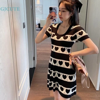 Đầm chữ A dệt kim tay ngắn màu đen họa tiết kẻ sọc và trái tim dễ thương ưu đãi
