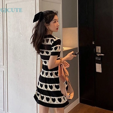 Đầm chữ A dệt kim tay ngắn màu đen họa tiết kẻ sọc và trái tim dễ thương ưu đãi