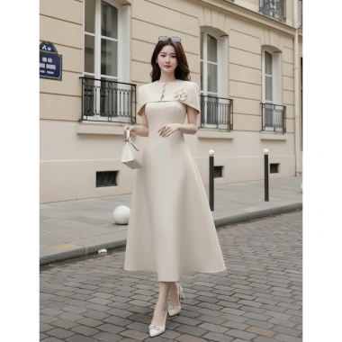 Đầm công sở cao cấp dáng dài màu kem - Cape vai hoa sang trọng, tôn dáng thanh lịch, giảm còn 632.880₫ 3